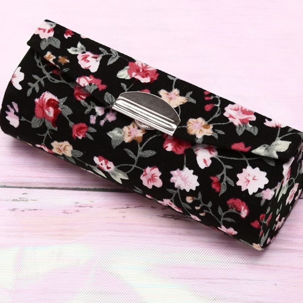 Lipstick 💄 💋 case holder with mirror.